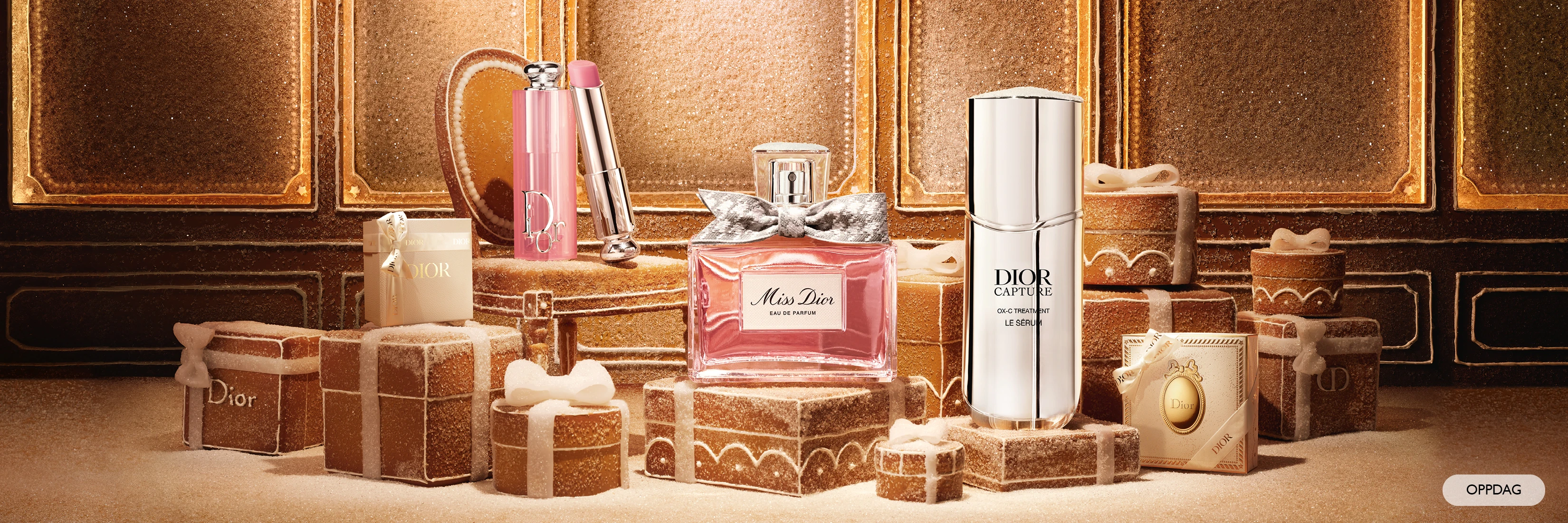 Dior Miss Dior parfyme, rosa leppestift og Capture Totale serum i festlig, sukkerdekket pepperkakekulisse.