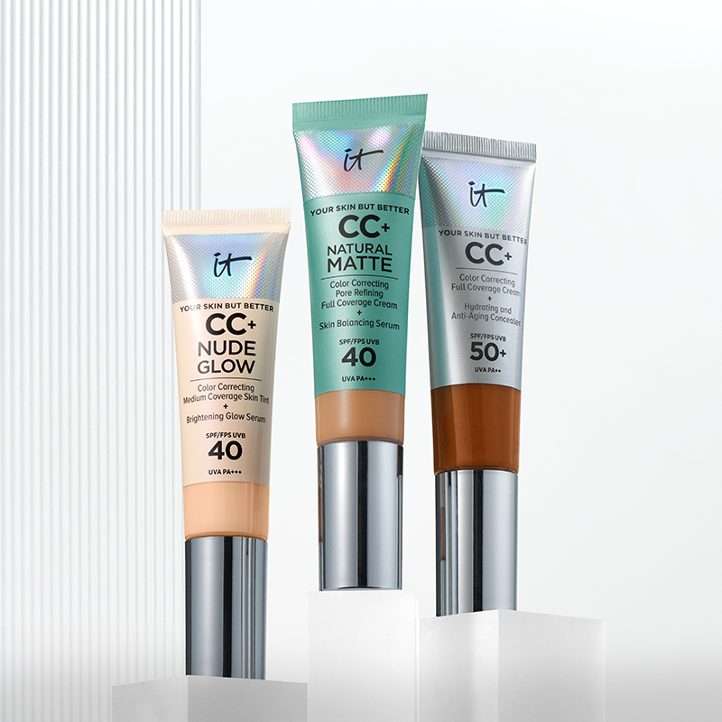IT Cosmeticsin kolme erilaista CC+-voidetta: ”CC+ Nude Glow”, ”CC+ Natural Matte” ja ”CC+”. Tuotteet on sijoitettu valkoisiin kuutioihin vaaleaa taustaa vasten, jossa on pystysuoria viivoja. Jokaisessa voiteessa on erilainen suojakerroin ja se on suunniteltu erilaisille ihon tarpeille.