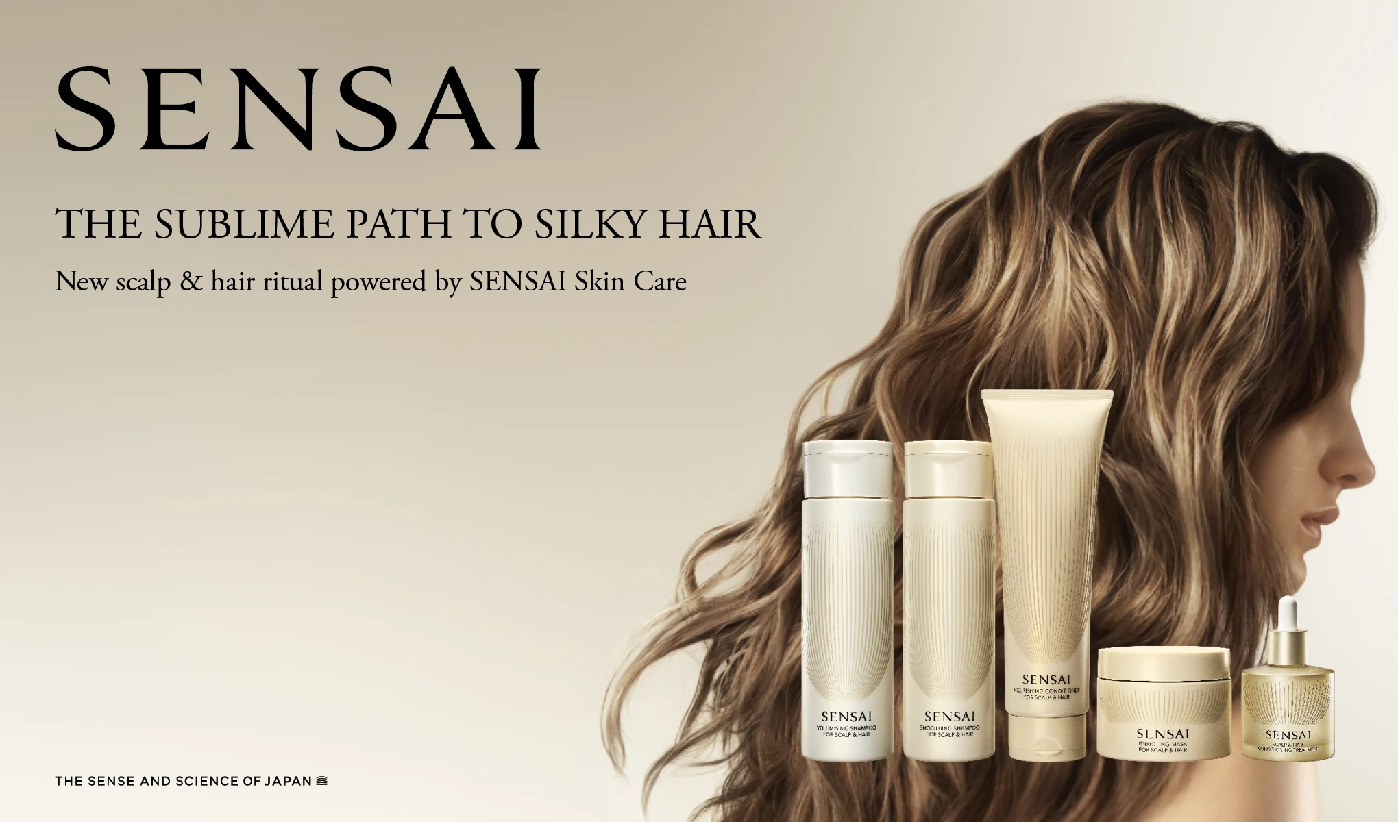 Kvinna med långt, vågigt hår och hår- och hårbottenprodukter från SENSAI. Text: ”The sublime path to silky hair. New scalp & hair ritual powered by SENSAI Skin Care.”