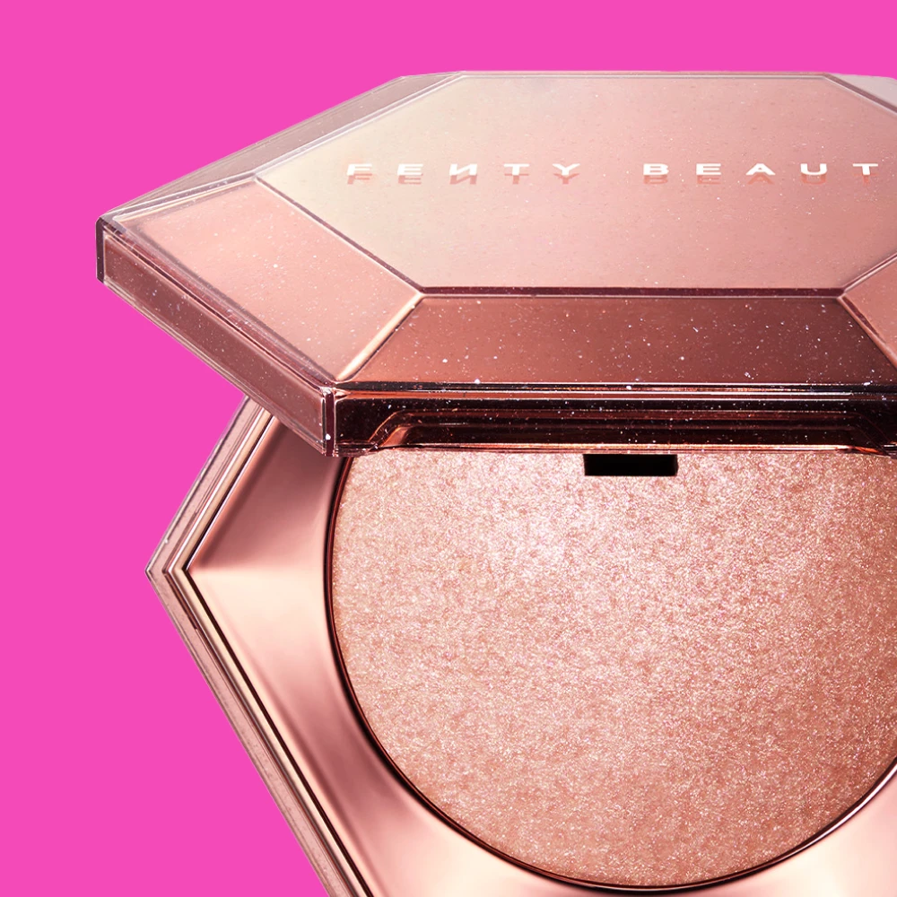 genväg till highlighter, rosa bakgrund, bild på Fenty Beauty Highlighter