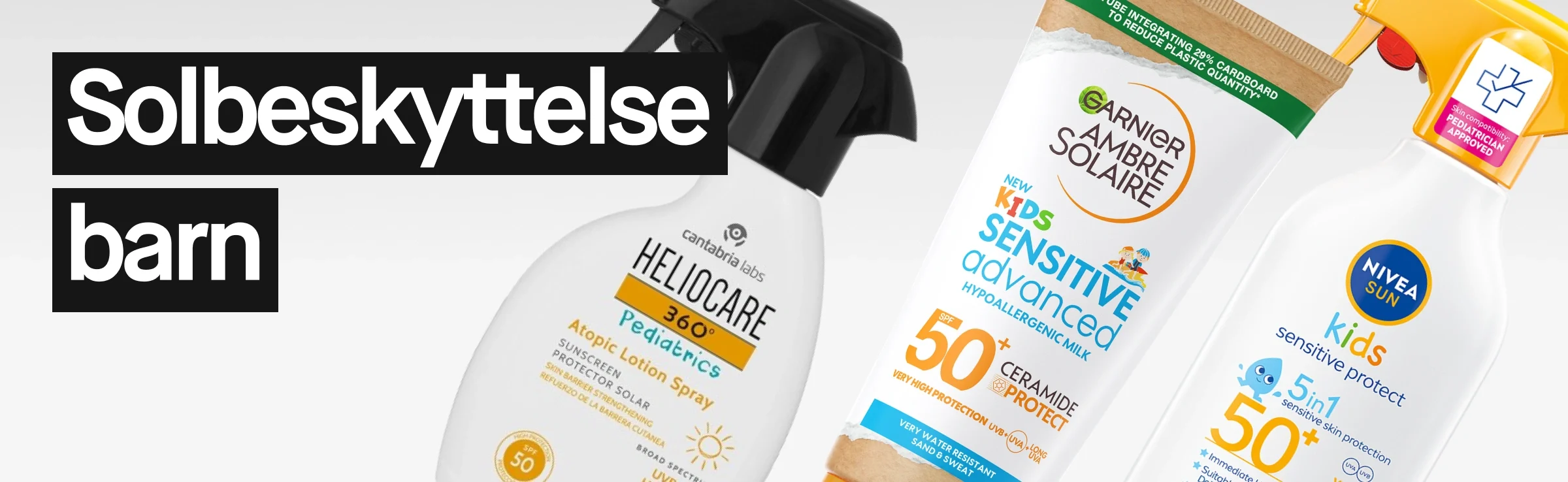 Tre solbeskyttelsesprodukter for barn mot lys bakgrunn: Heliocare 360 Pediatrics spray med svart pumpe, La Roche-Posay Anthelios UVMune 400 Dermo-Pediatrics SPF 50+ tube og Nivea Sun Kids Sensitive Protect SPF 50+ spray. Teksten “Solskydd barn” vises i hvit tekst på svart bakgrunn til venstre.
