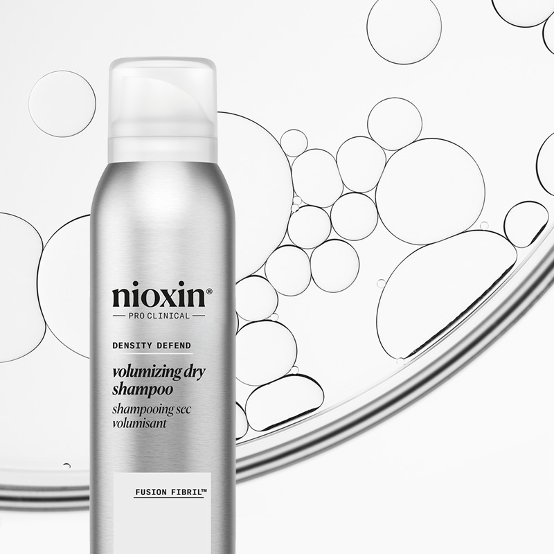 Nioxin Pro Clinical tuuheuttava kuivashampoo hopeanvärisessä pullossa, jossa on läpinäkyvä korkki.