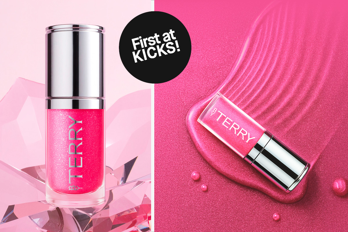 To bilder av By Terry lipgloss i en klar rosa nyanse. På det ene bildet står produktet på en krystall, på det andre ligger den på en rosa leppefarge-bakgrunn. Sticker med teksten "First at KICKS!".