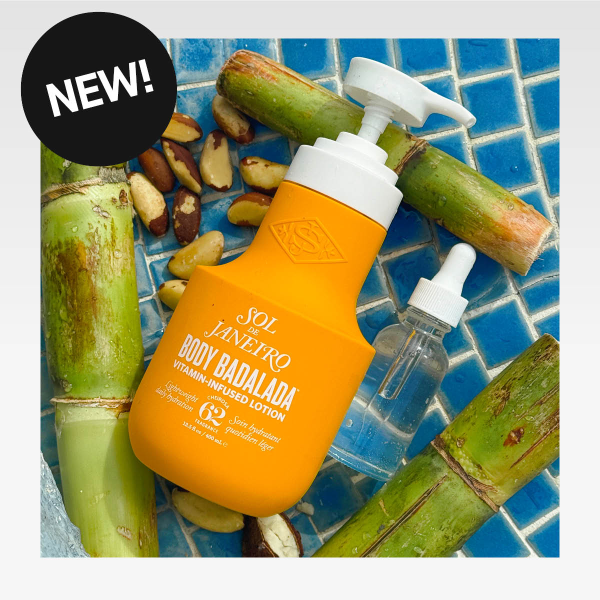 Sol de Janeiro Body Badalada lotion med sukkerrør, nøtter og pipetteflaske på blå bakgrunn.