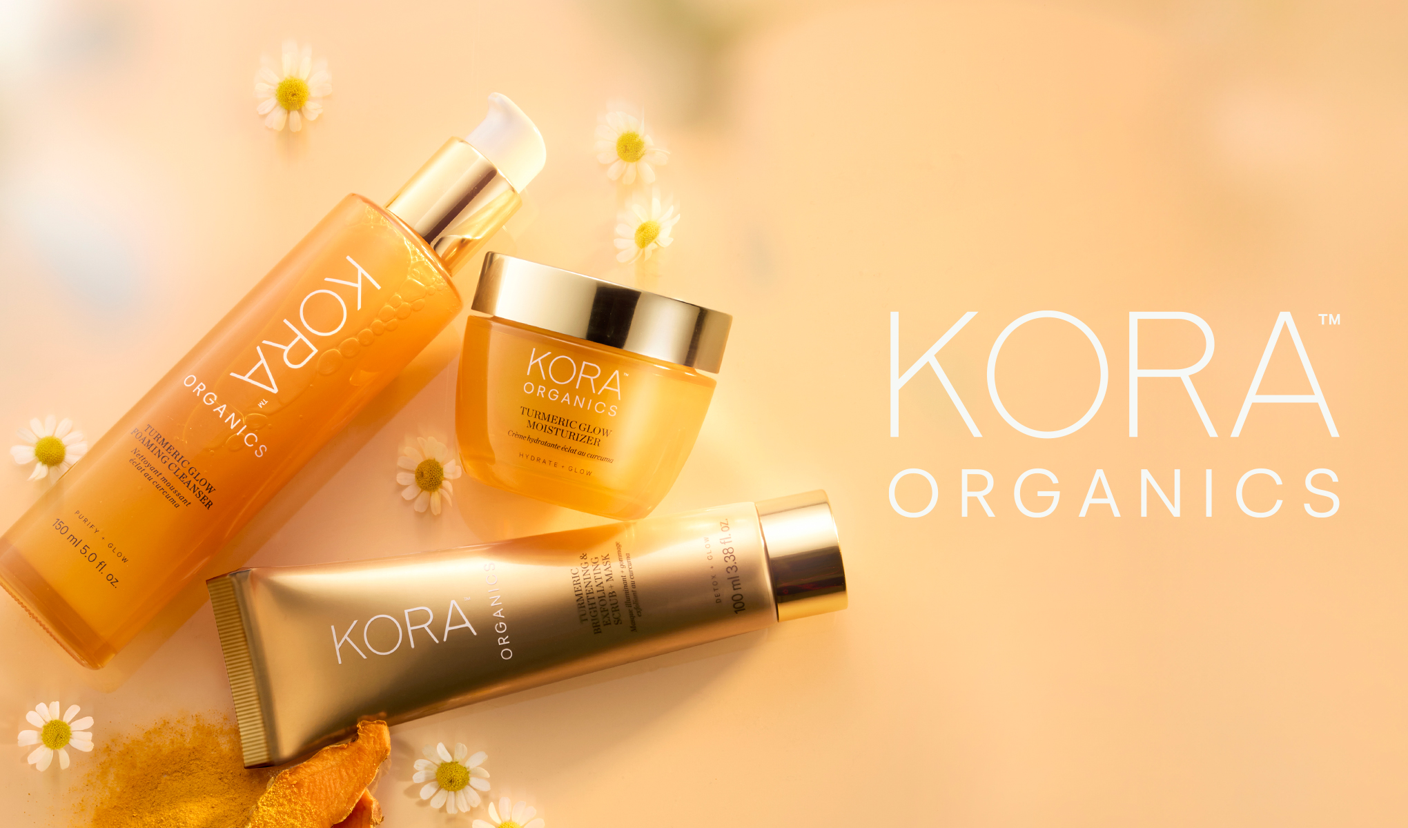 Produkter fra Kora Organics mot en oransje bakgrunn.