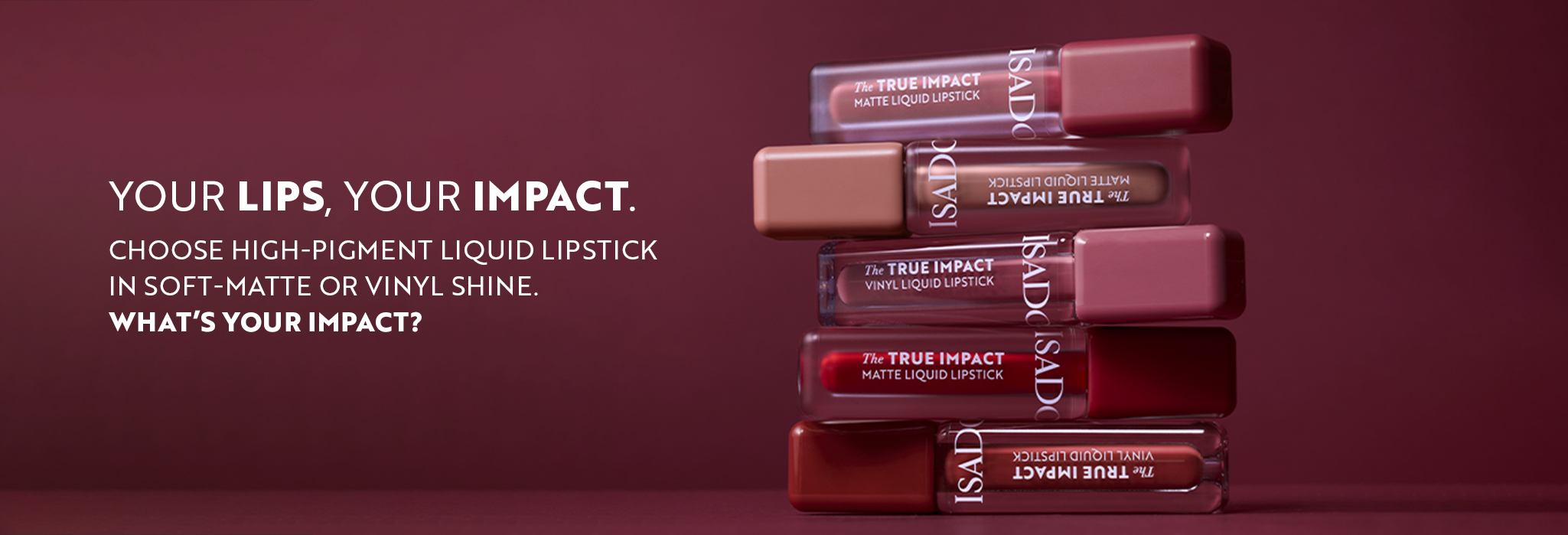 IsaDora True Impact Liquid Lipstick i flera nyanser, staplade mot vinröd bakgrund med sminktexten “Your Lips, Your Impact”.
