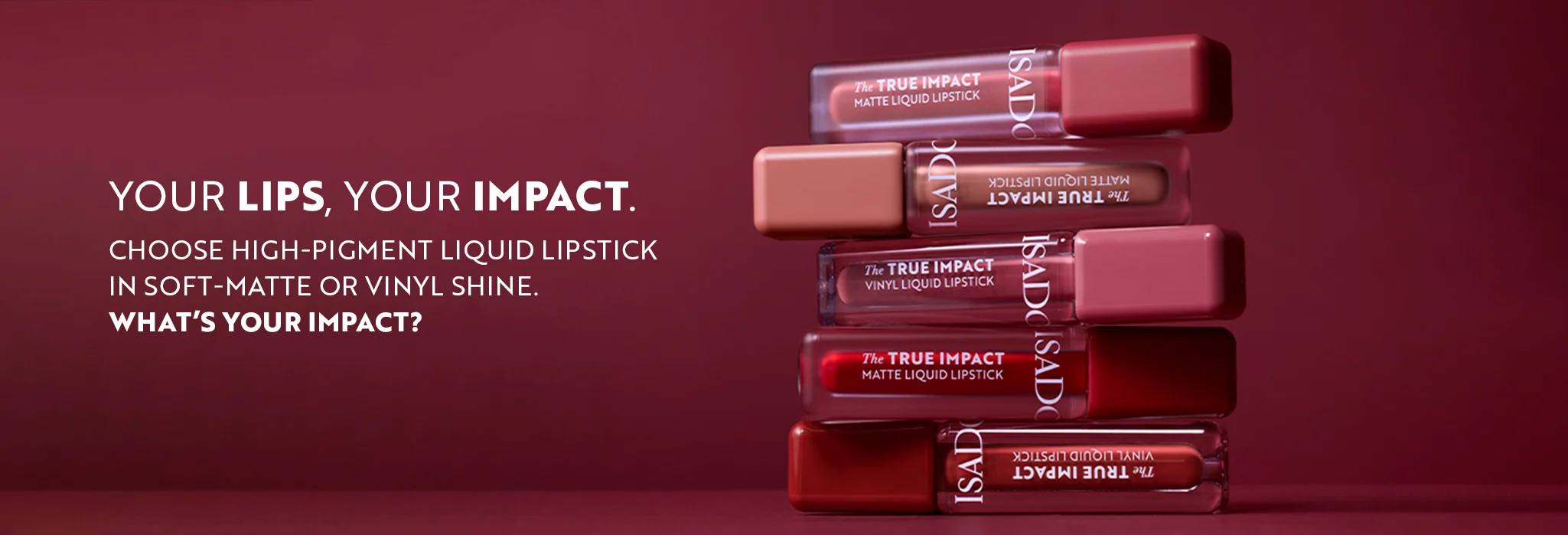 IsaDora True Impact Liquid Lipstick i flera nyanser, staplade mot vinröd bakgrund med sminktexten “Your Lips, Your Impact”.