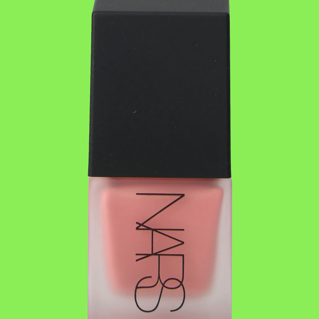 Flaske med sminkeprodukt merket “NARS” med rosa innhold og svart kork mot grønn bakgrunn.