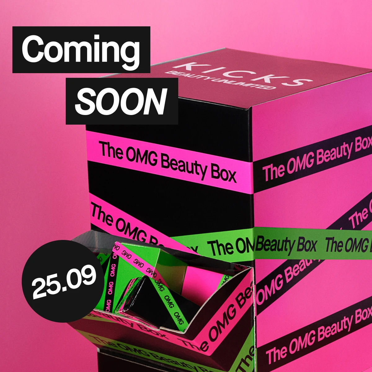 Svart KICKS 'The OMG Beauty Box' med rosa og grønne striper, med teksten 'Coming SOON' og lanseringsdato '25.09'.