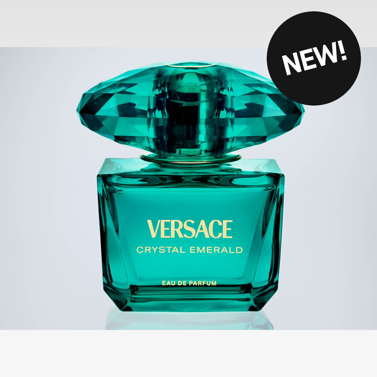 Versace parfym Crystal Emerald mot ljusgrå bakgrund. Sticker med texten NEW!
