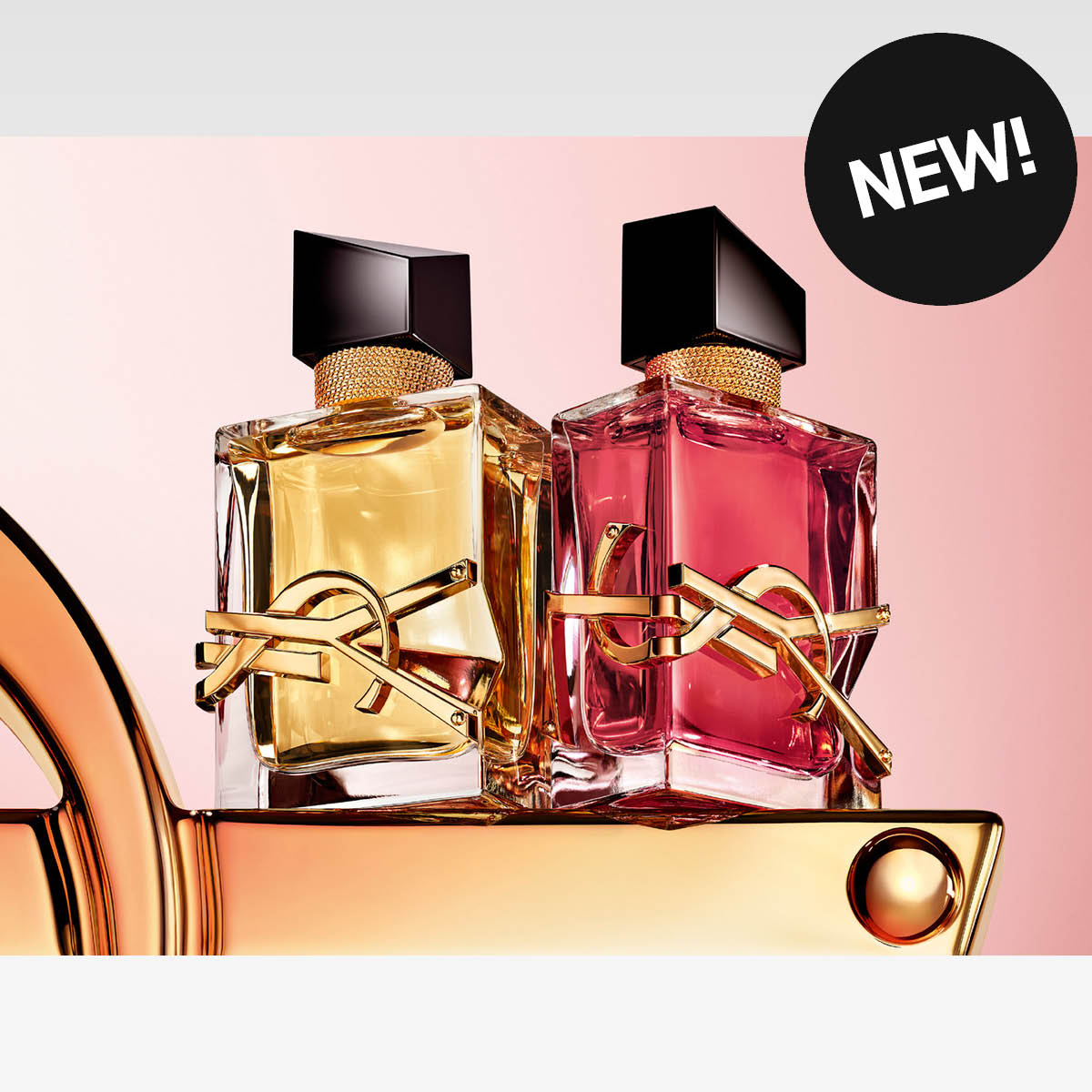 Två lyxiga parfymflaskor, guld och rosa, med texten NEW!