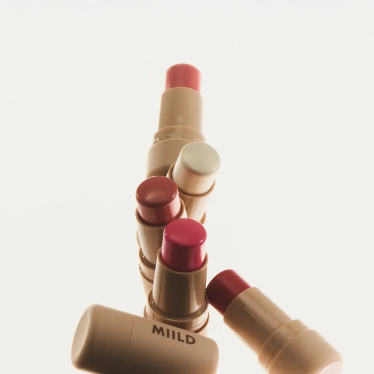 Blushsticks fra MIILD i ulike nyanser mot en lys bakgrunn.