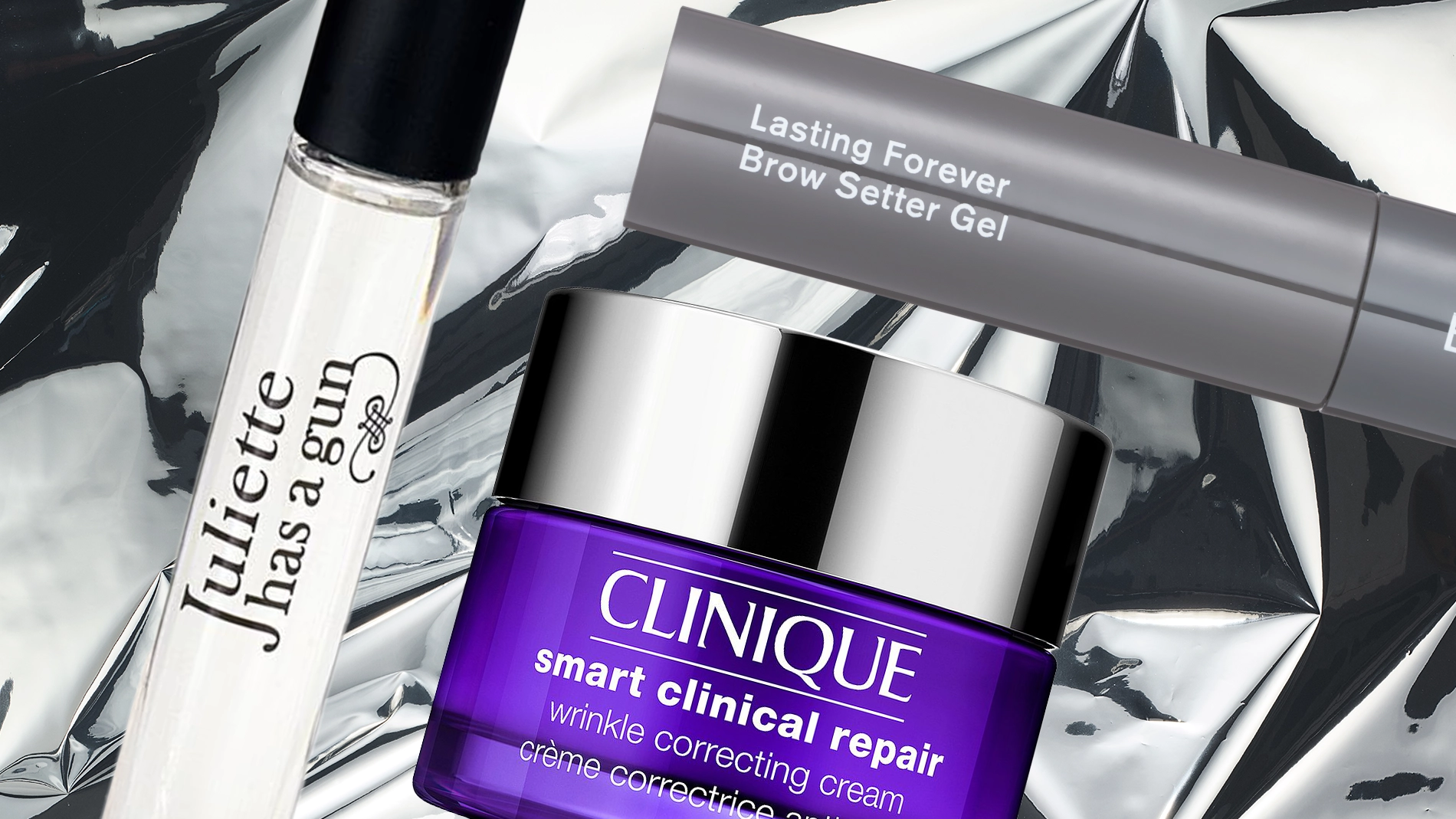 Bilde som viser tre skjønnhetsprodukter: en hvit flaske med Juliette Has a Gun parfyme, en grå tube med Lasting Forever Brow Setter Gel, og en lilla boks med Clinique Smart Clinical Repair Wrinkle Correcting Cream. Bakgrunnen er hvit med svarte detaljer.