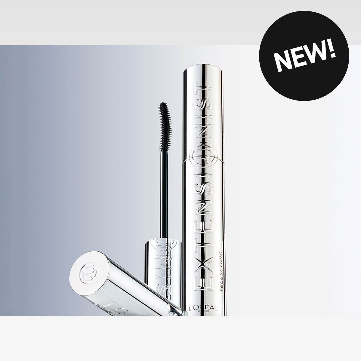 Silverfärgad L’Oréal Paris Telescopic-mascara visas öppen med synlig borste. I bildens övre hörn syns en svart cirkel med texten ”NEW!”.