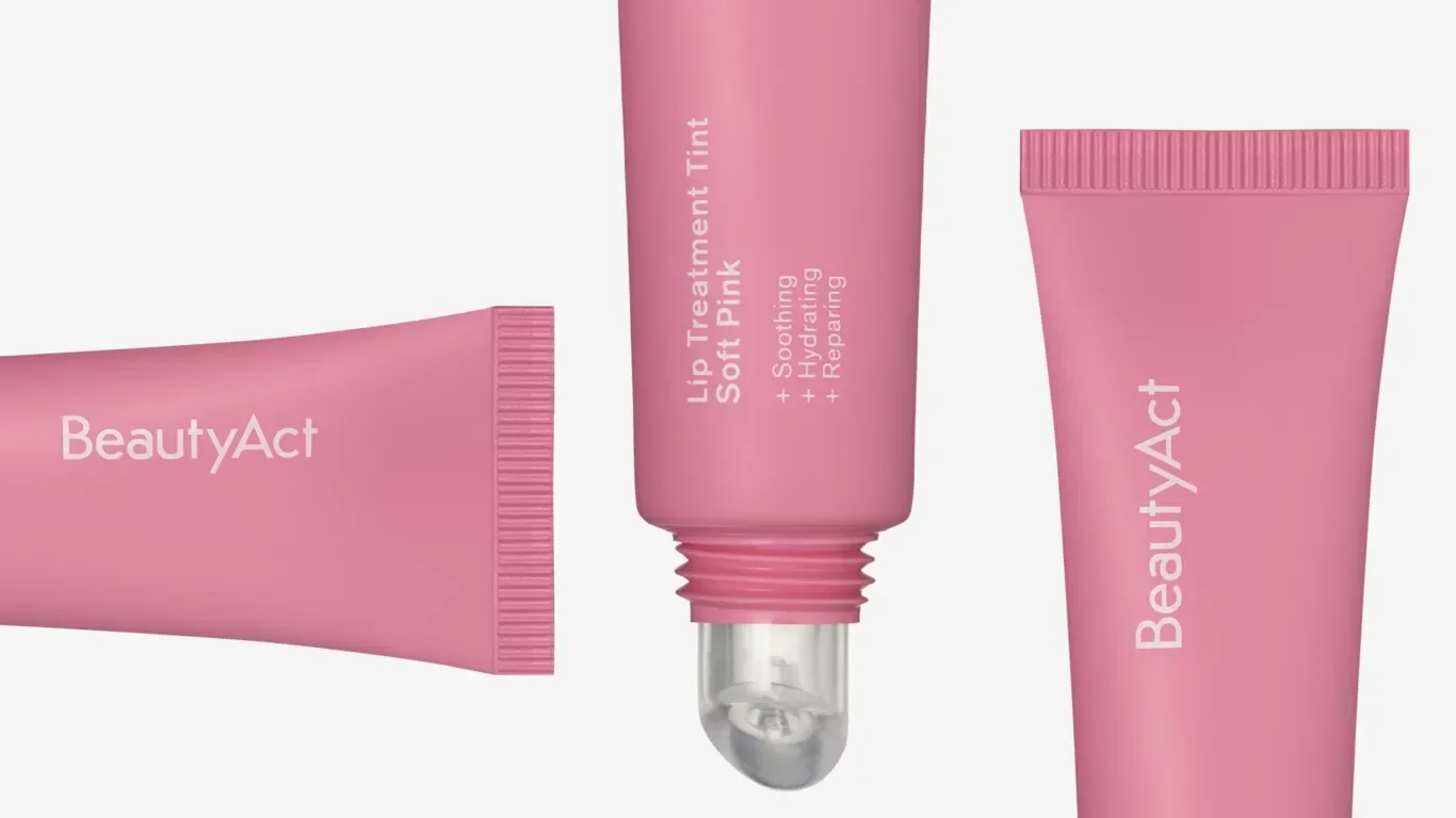 Tre rosa BeautyAct läppbehandlingstuber ”Soft Pink”.