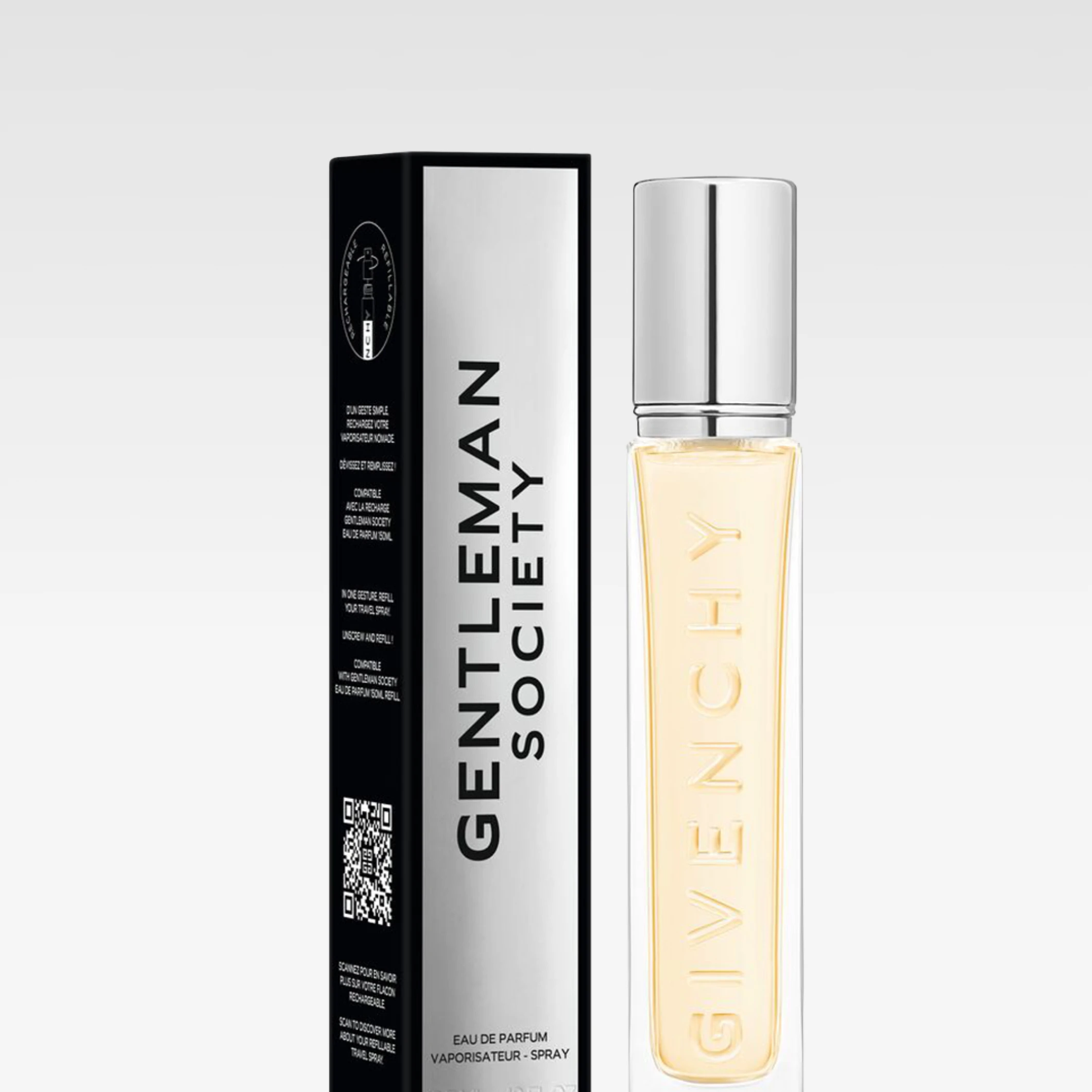 Givenchy Gentleman Society Eau de Parfum läpinäkyvässä pullossa hopeanvärisellä korkilla mustan ja hopeanvärisen pakkauksen vieressä vaaleanharmaata taustaa vasten. Näkyvä teksti sisältää “GENTLEMAN SOCIETY”, “EAU DE PARFUM VAPORISATEUR - SPRAY” ja “GIVENCHY”.