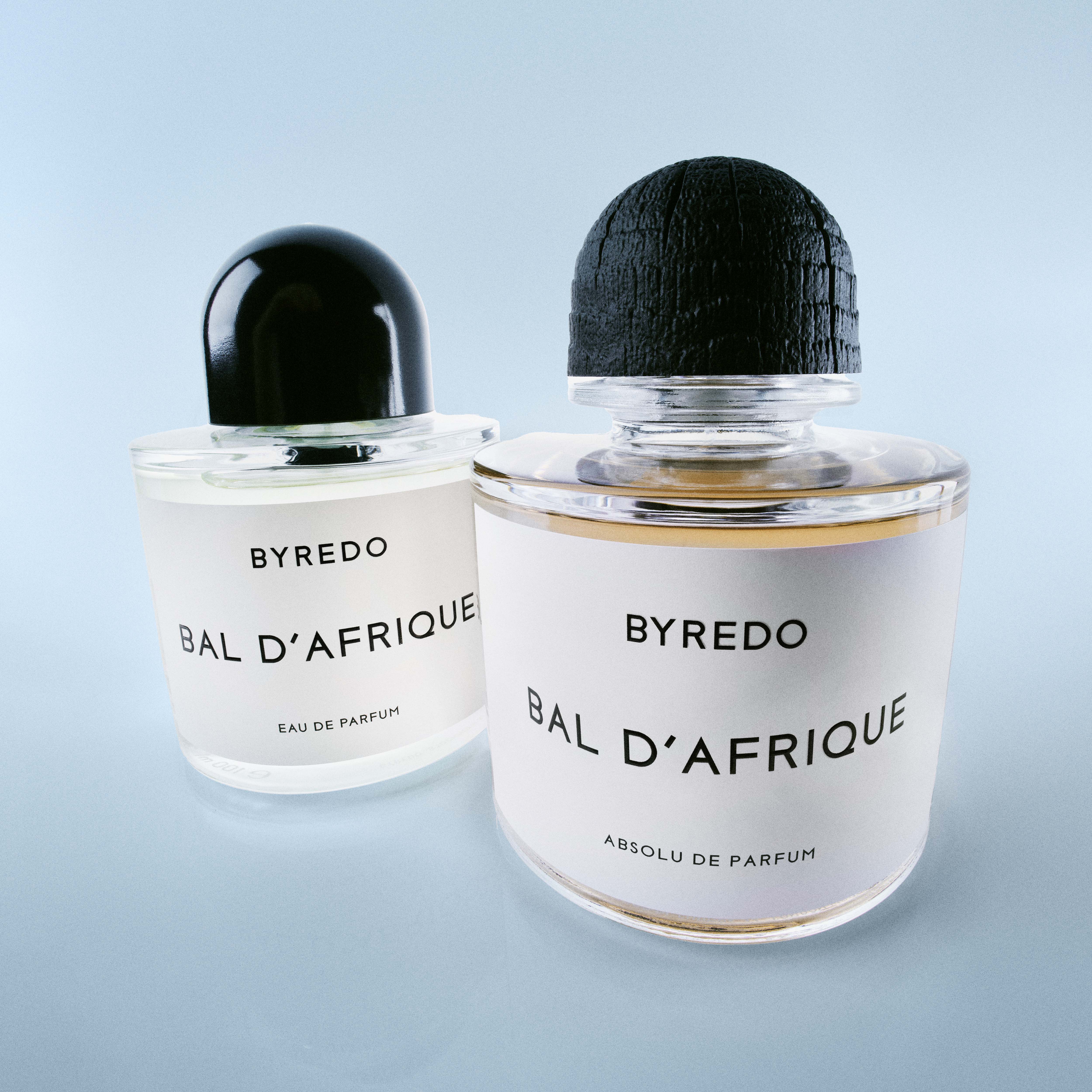 Två Byredo Bal d’Afrique-parfymflaskor mot ljus bakgrund, en i förgrunden.