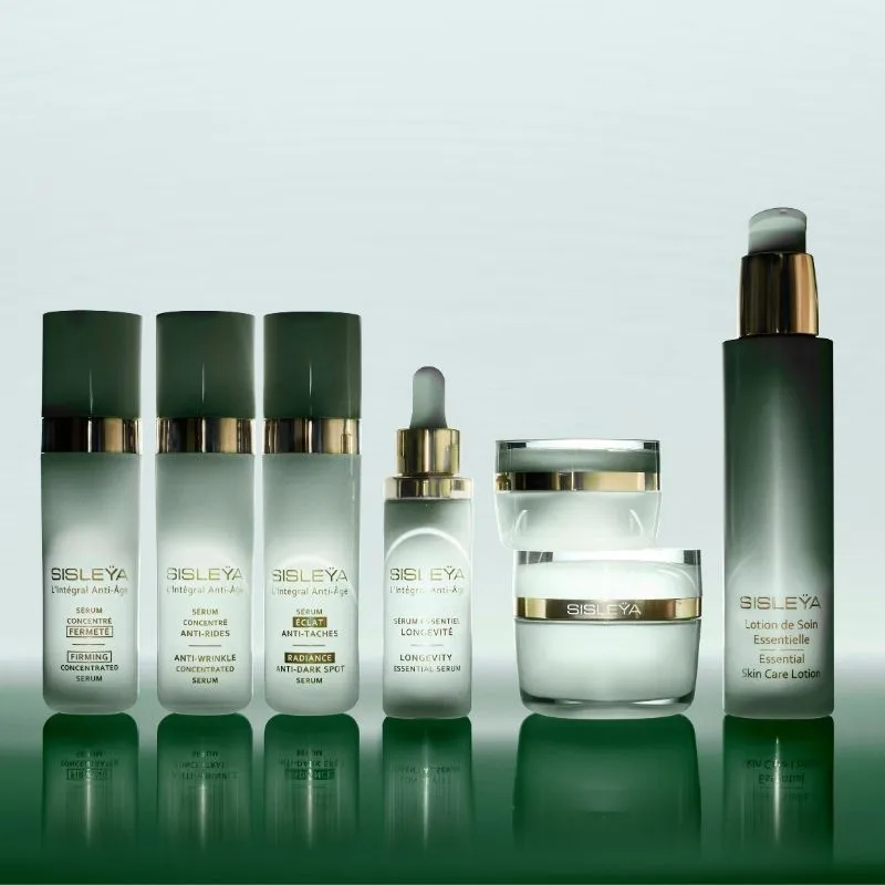 Viisi tummaa Sisley Paris -pulloa, joissa lukee "Sisleyum for Men".