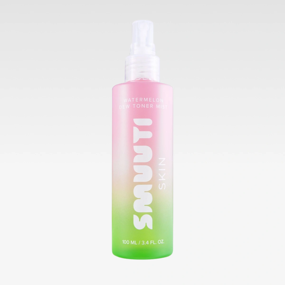 Färgglad sprayflaska med text “Watermelon Dew Toner Mist”, “smuuti skin” och “100 ml / 3.4 fl. oz.” i rosa och grön design.