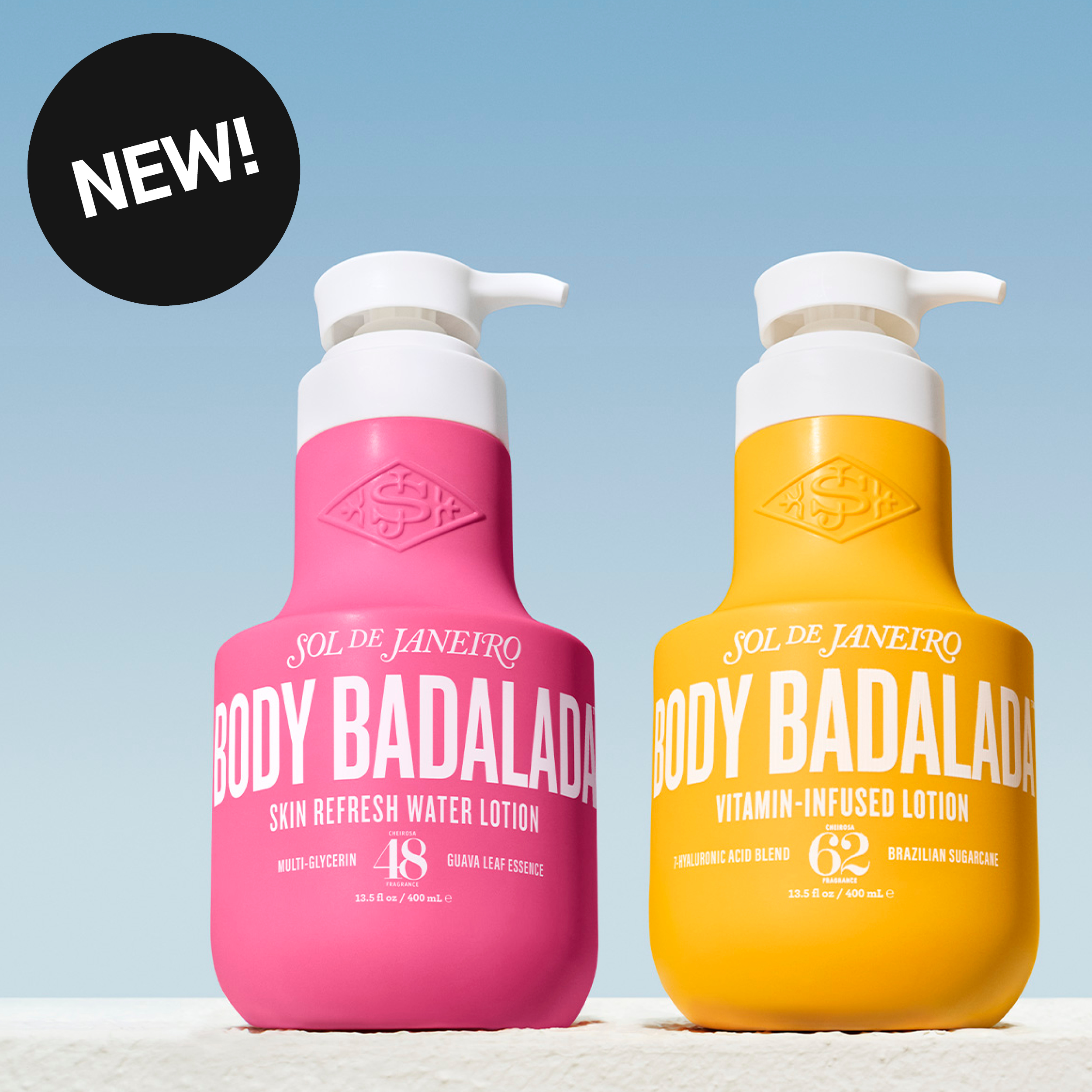 Produktbilde med teksten “NEW!” og to Sol de Janeiro Body Badalada body lotions med pumpeflaske mot lys blå bakgrunn. Den rosa flasken har teksten “Skin Refresh Water Lotion 48” og den gule flasken har teksten “Vitamin-Infused Lotion 62”.