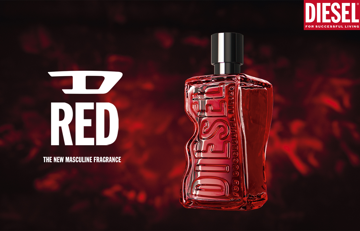 Rød parfymflaske fra merket Diesel, med teksten "Diesel" preget på flasken. Til venstre for flasken står teksten "D Red The New Masculine Fragrance". Øverst til høyre er en rød boks med teksten "Diesel For Successful Living". Bakgrunnen er mørk rød med lysere røde detaljer som skaper en dramatisk effekt.