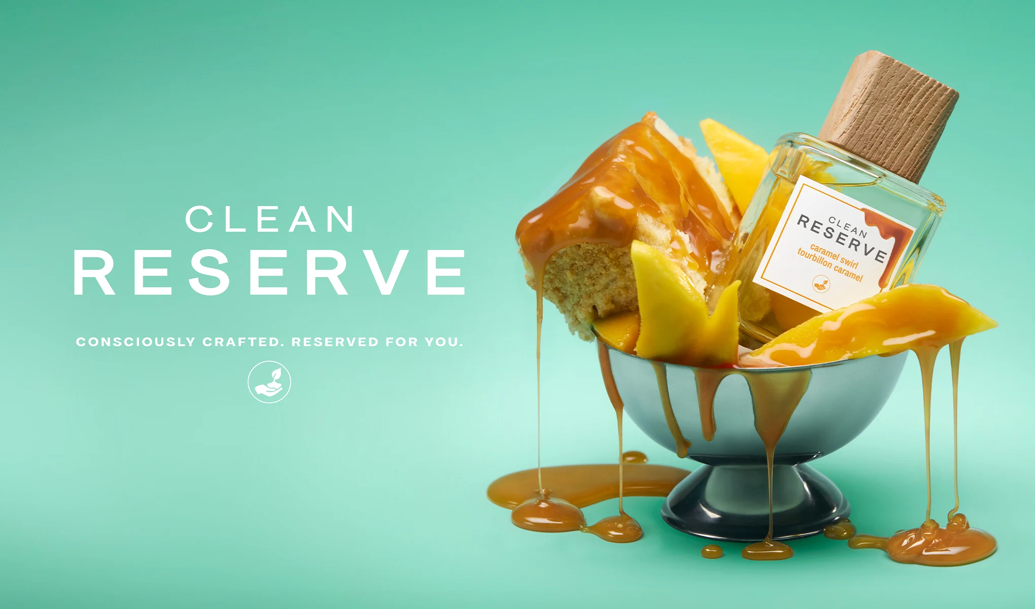 Clean Reserve Caramel Swirl-parfymeflaske omgitt av karamell og mango. Tekst: «Consciously created. Reserved for you.»