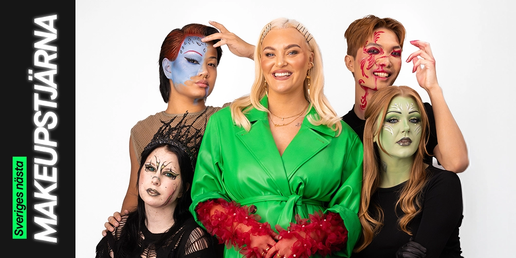 En grupp människor poserar tillsammans med kreativa sminkningar och kostymer. En person bär en grön kappa med röda detaljer, medan andra har ansiktsmålningar och unika kläder. Texten "Sveriges nästa MAKEUPSTJÄRNA" syns på vänster sida av bilden.
