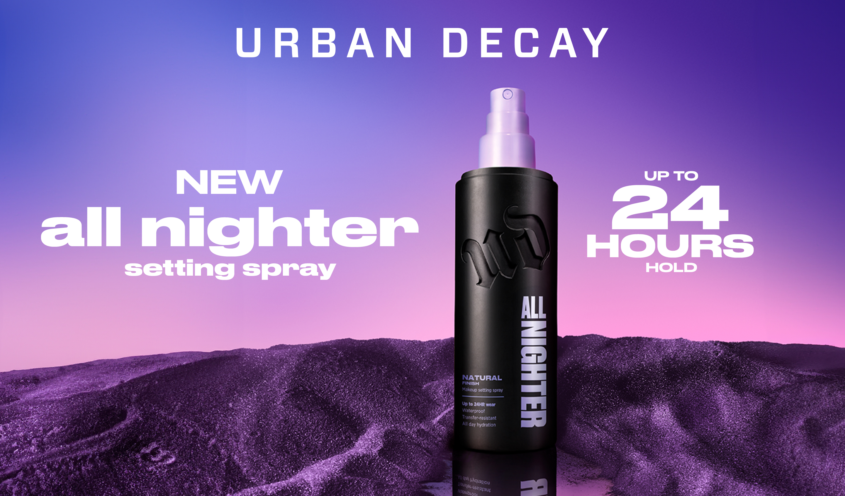Urban Decay All Nighter setting spray i svart flaska med lila spraypump mot en lila bakgrund. Texten “URBAN DECAY”, “NEW all nighter setting spray” och “UP TO 24 HOURS HOLD” visas i bilden, och på flaskan står “ALL NIGHTER” samt “NATURAL FINISH Makeup setting spray Up to 24HR wear Waterproof Transfer-resistant All day hydration”.
