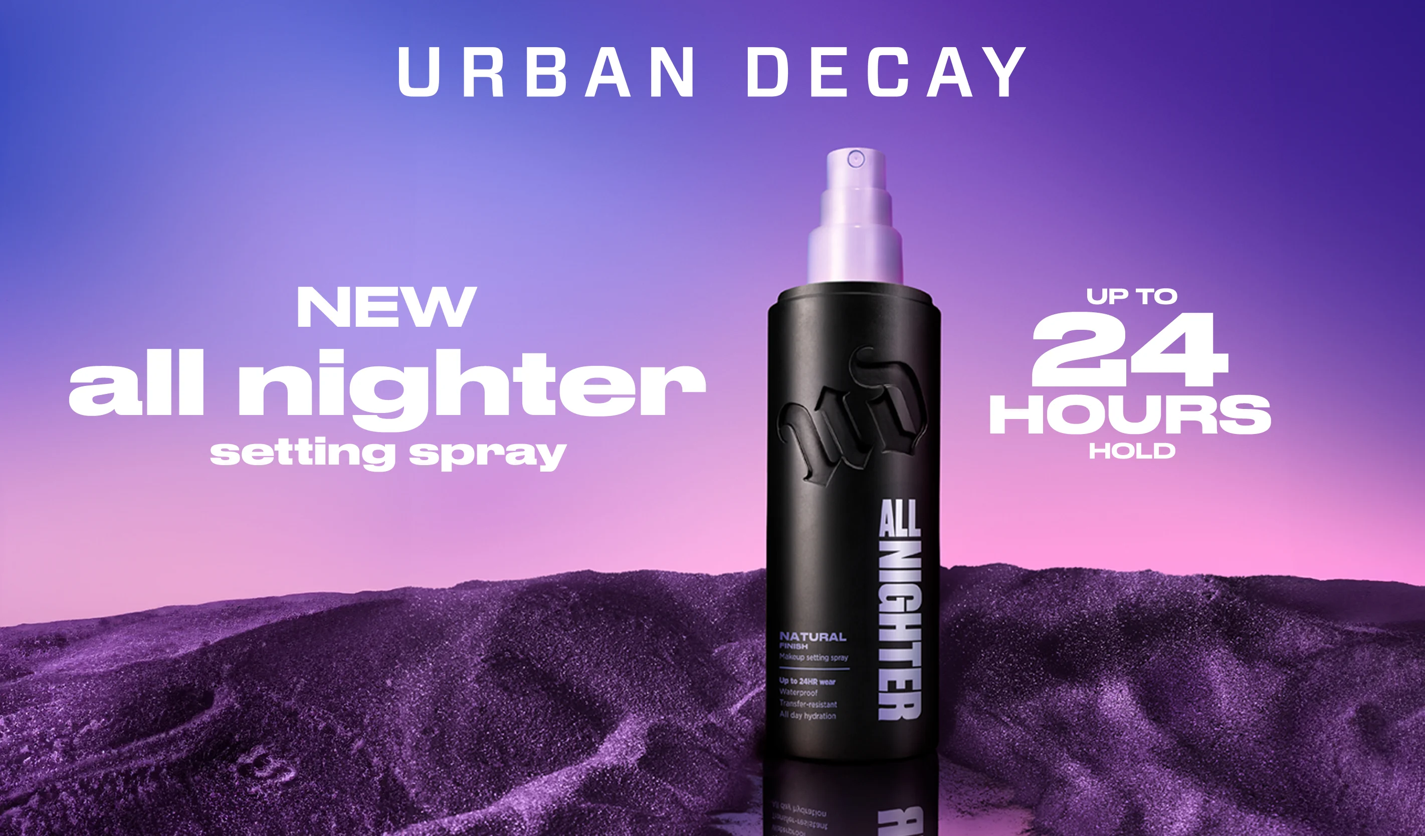 Urban Decay All Nighter setting spray i svart flaske med lilla spraypumpe mot en lilla bakgrunn. Teksten “URBAN DECAY”, “NEW all nighter setting spray” og “UP TO 24 HOURS HOLD” vises i bildet, og på flasken står “ALL NIGHTER” samt “NATURAL FINISH Makeup setting spray Up to 24HR wear Waterproof Transfer-resistant All day hydration”.