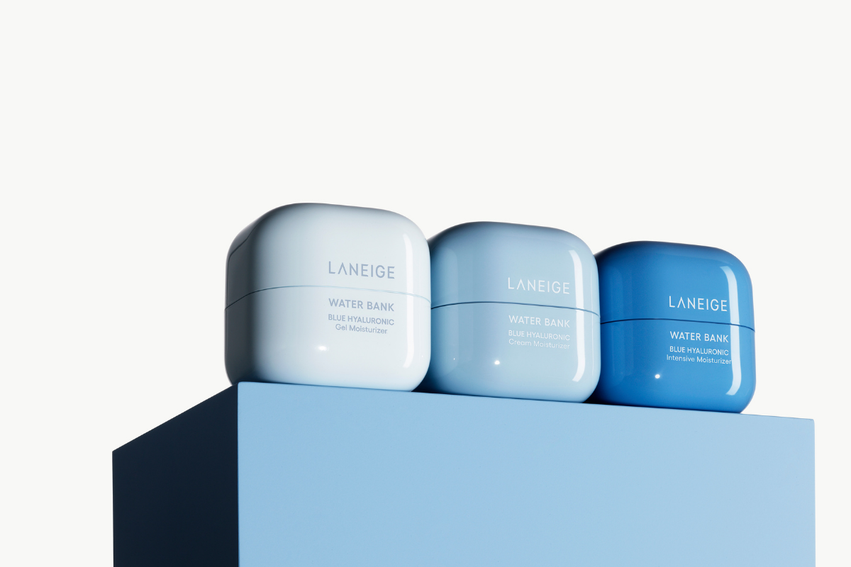 Tre Laneige Water Bank fuktighetskremer som inneholder blå hyaluronsyre. Boksene har forskjellige nyanser av blått: lyseblå, mellomblå og mørkeblå.
