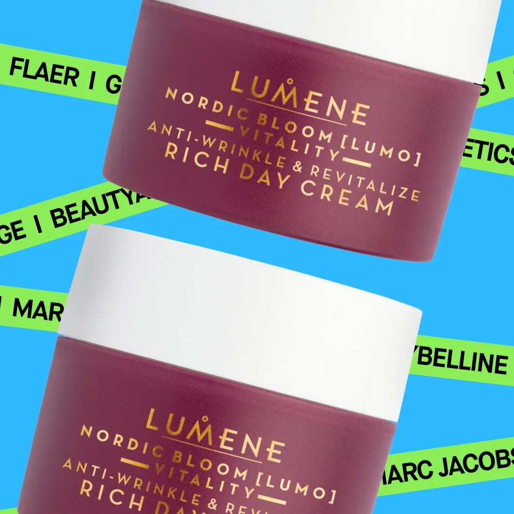 Två lila burkar av Lumene Nordic Bloom [LUMO] Vitality Anti-Wrinkle & Revitalize Rich Day Cream mot blå bakgrund med gröna band som visar varumärkena BeautyAct, FLAER, Gosh, Maybelline, Marc Jacobs och Cosmetics. Synlig text på burkarna: “LUMENE”, “NORDIC BLOOM [LUMO]”, “VITALITY”, “ANTI-WRINKLE & REVITALIZE” och “RICH DAY CREAM”.