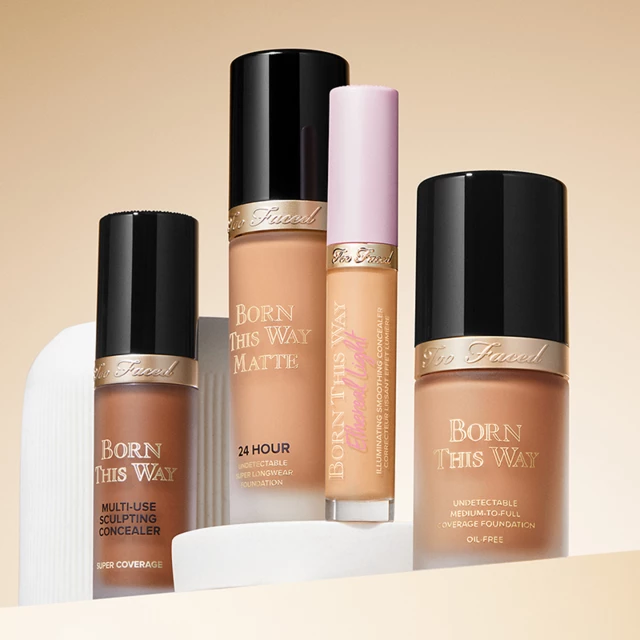 Fire skjønnhetsprodukter fra Too Faced er stilt opp mot en beige bakgrunn. 