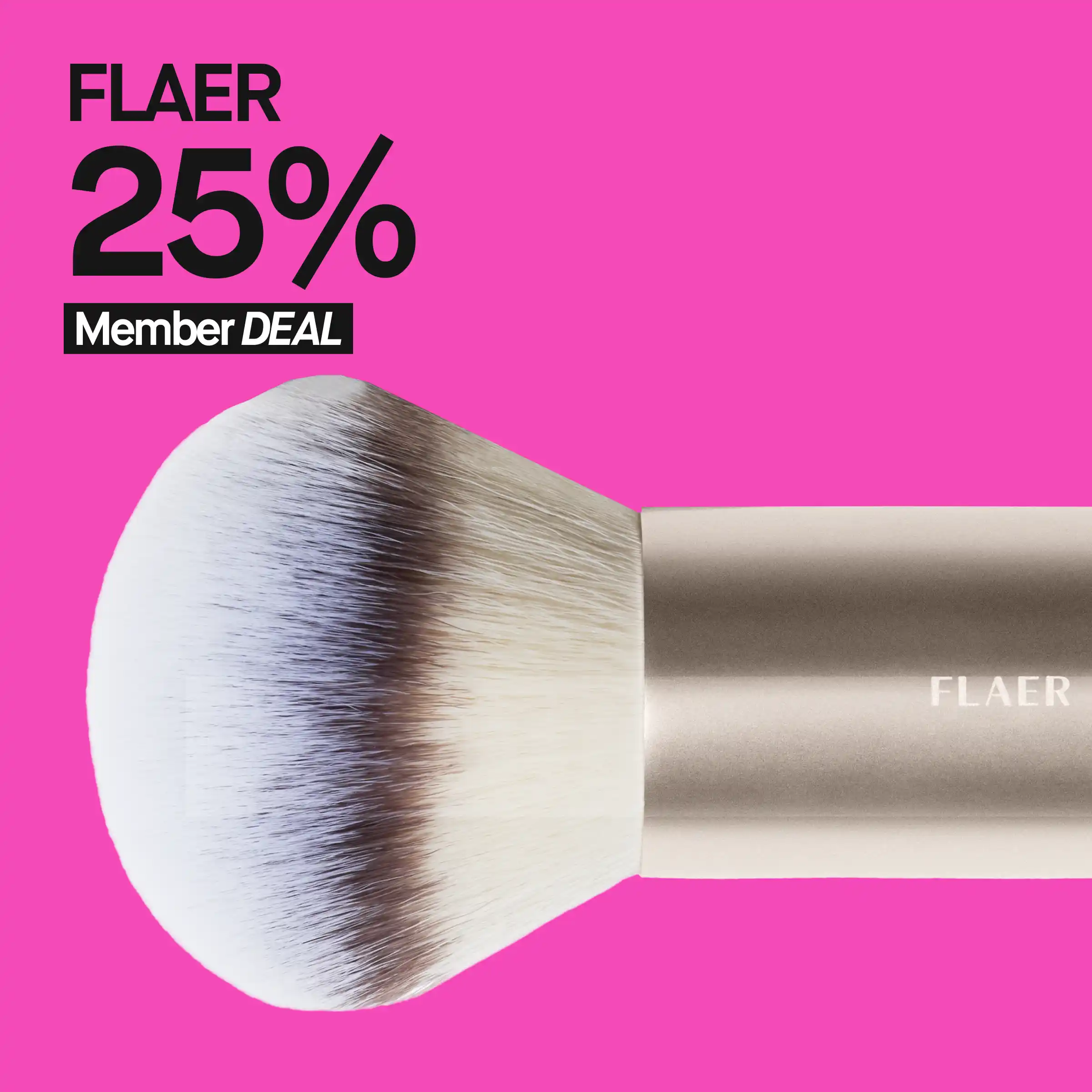 Flaer sminkborste med 25% rabatt för medlemmar, mot en rosa bakgrund.