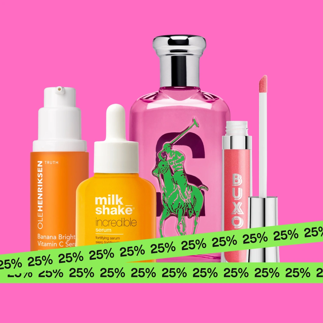 Kauneustuotteita vaaleanpunaisella taustalla: Ole Henriksen Banana Bright Vitamin C Serum, milk shake incredible serum, vaaleanpunainen hajuvesipullo, Buxom-huulikiilto ja Elizabeth Arden Eight Hour Cream. Kuvassa teksti: "Experternas sommarfavoriter 25%*", "Pre-summer DEALS" ja toistuva "25%".