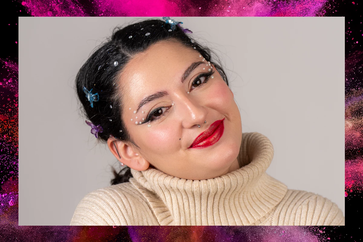 Paloma, vinnare av tävlingen ”Sveriges nästa makeupstjärna” poserar med fantasifull ögonmakeup.