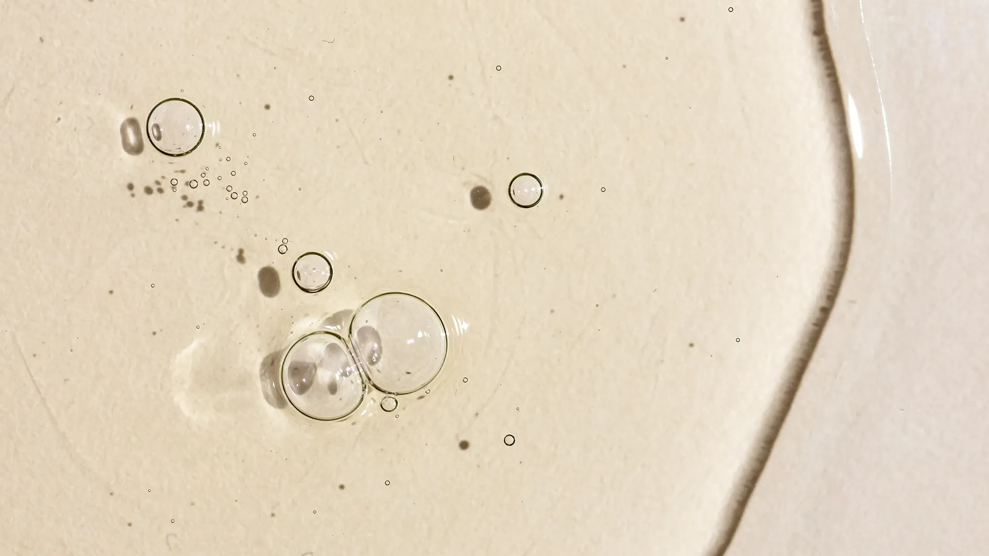 Texturbild på flytande vätska med bubblor i