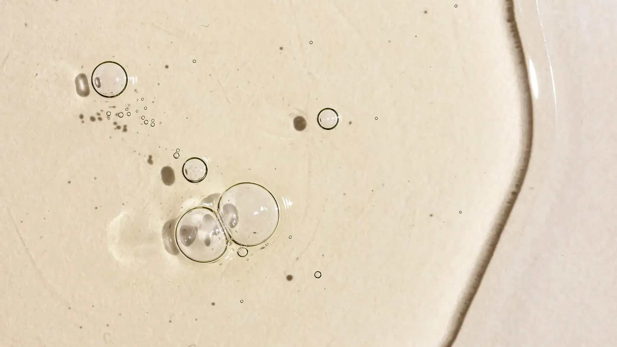 Texturbild på flytande vätska med bubblor i