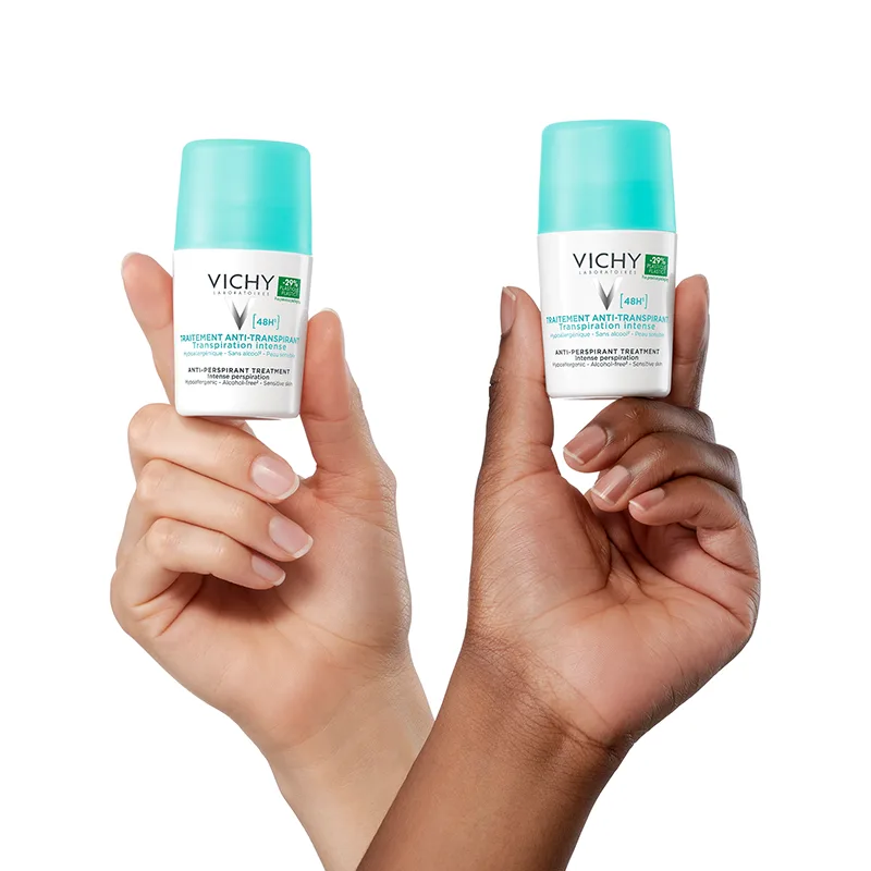 Två händer som håller upp två deodoranter från Vichy.