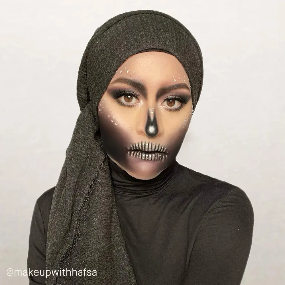  @makeupwithhafsa i avancerad och inspirerande halloweensminkning.