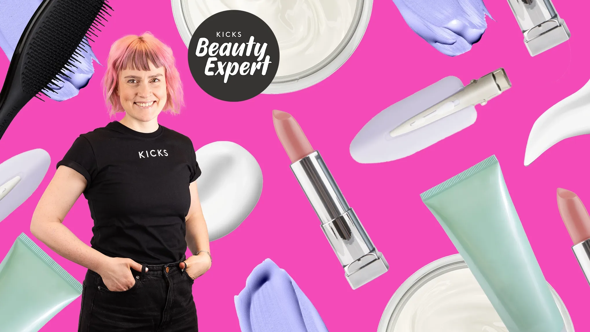 Person med rosa hår og svart KICKS-skjorte foran en rosa bakgrunn med forskjellige skjønnhetsprodukter.