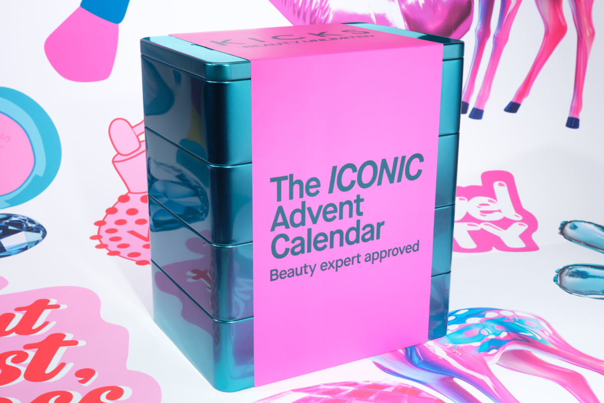 Vaaleanpunainen joulukalenteri, jossa on turkooseja yksityiskohtia, nimeltään "The ICONIC Advent Calendar". Teksti "Are you READY?" näkyy kuvan vasemmalla puolella.