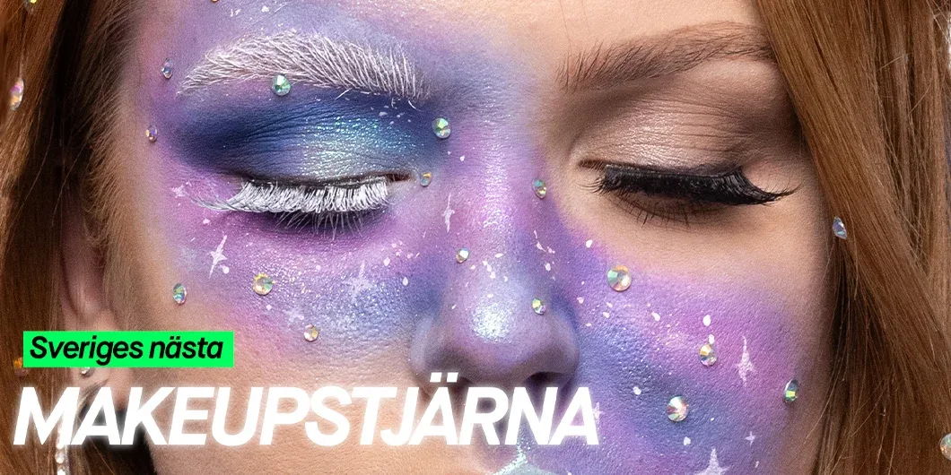 Närbild av en person med rött hår dekorerat med små pärlor och blå slingor. Texten 'Sveriges nästa makeupstjärna' syns delvis.