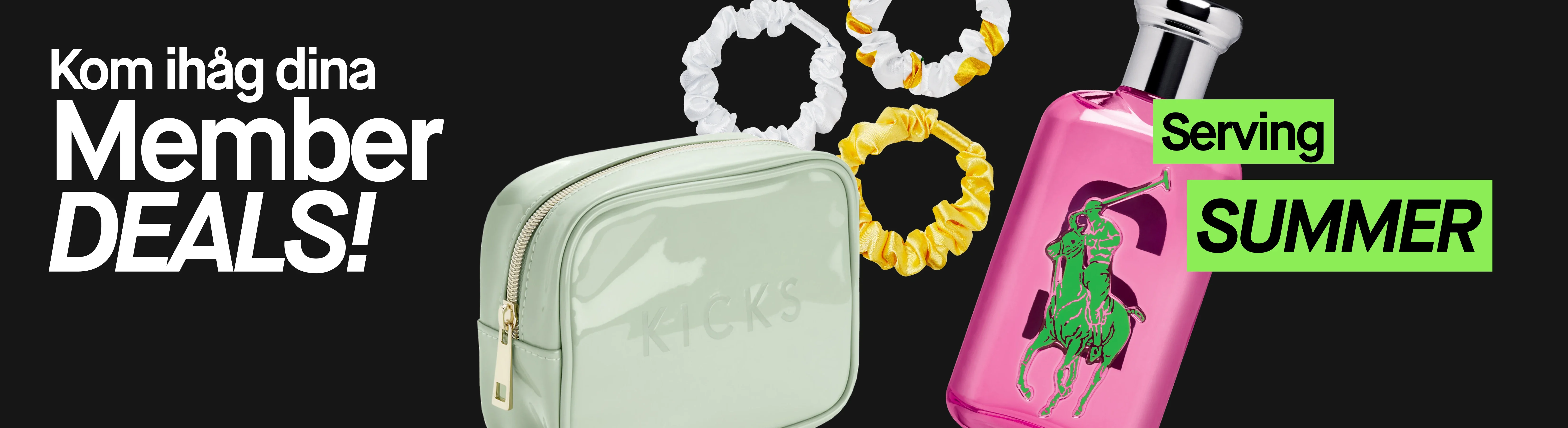 Kampanjbild mot svart bakgrund med texten “Kom ihåg dina Member DEALS!” samt grönmarkerad text “Serving SUMMER”. En rosa parfymflaska med grön polospelare, en ljusgrön necessär med präglad text “KICKS” och tre scrunchies i vitt och gult visas i bilden.