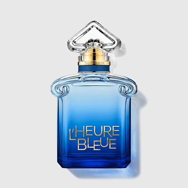 Guerlain L’Heure Bleue-parfymflaska mot en ljus bakgrund.
