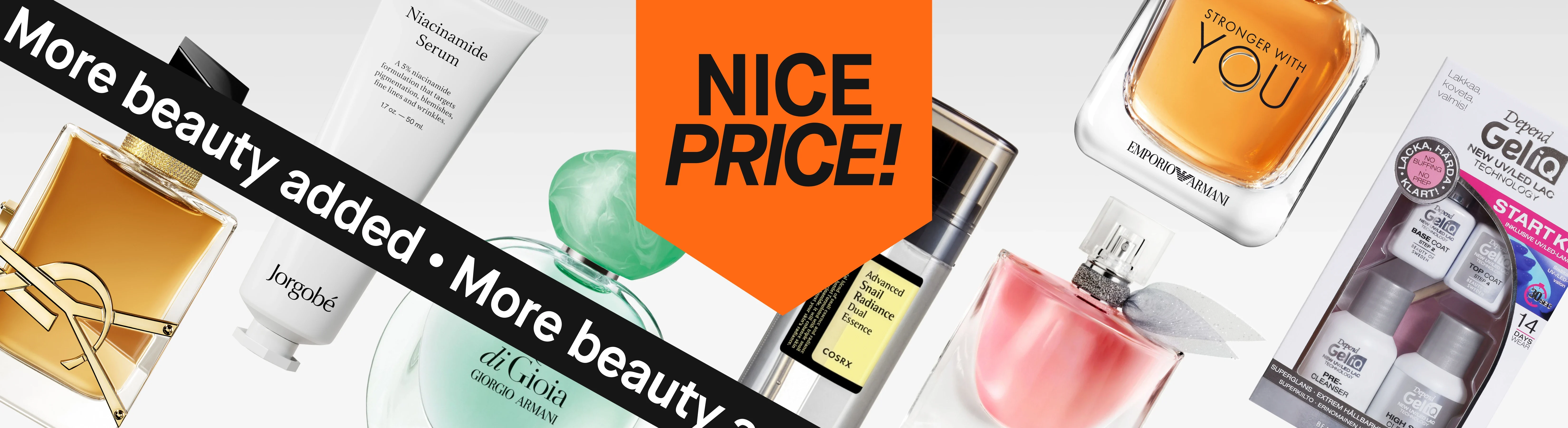 Ett urval av skönhetsprodukter visas, inklusive Jorgobé Niacinamide Serum, Acqua di Gioia parfym från Giorgio Armani, COSRX Advanced Snail Radiance Dual Essence, Emporio Armani Stronger With You parfym och Depend Gel iQ nagelkit. En orange etikett med “NICE PRICE!” och en diagonal svart banner med “More beauty added” syns över bilden.