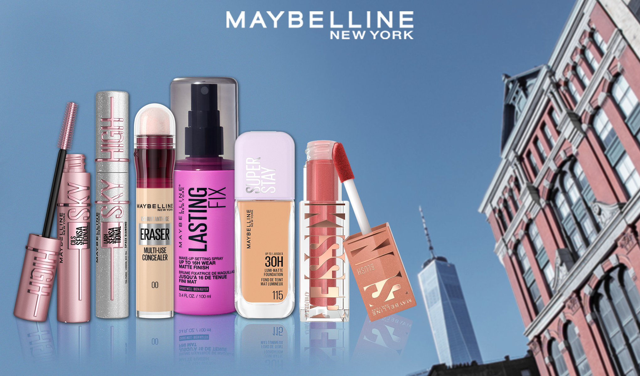 Flere Maybelline-sminkeprodukter plassert mot en blå bakgrunn. Over produktene er Maybelline New York i hvitt. I bakgrunnen ser man en bygning i New York og en blå himmel.
