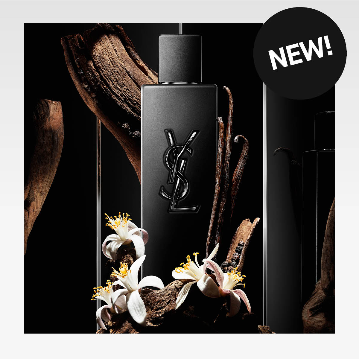 Svart MYSLF YSL parfym med vita blommor vid sidan. Svart sticker med texten "NEW!".