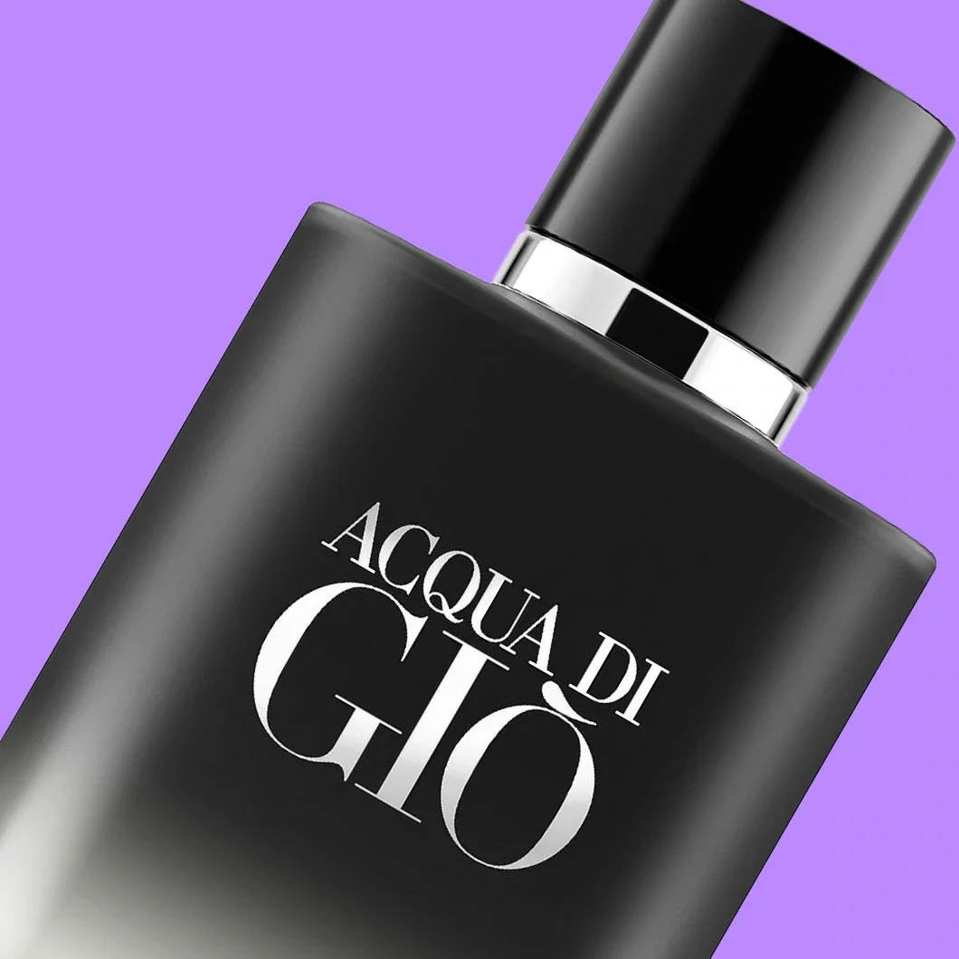 Lähikuva Giorgio Armani Acqua di Giò -hajuvedestä mattamustassa pullossa, jossa on hopeanvärisiä yksityiskohtia ja teksti ”ACQUA DI GIÒ”, violetilla taustalla.