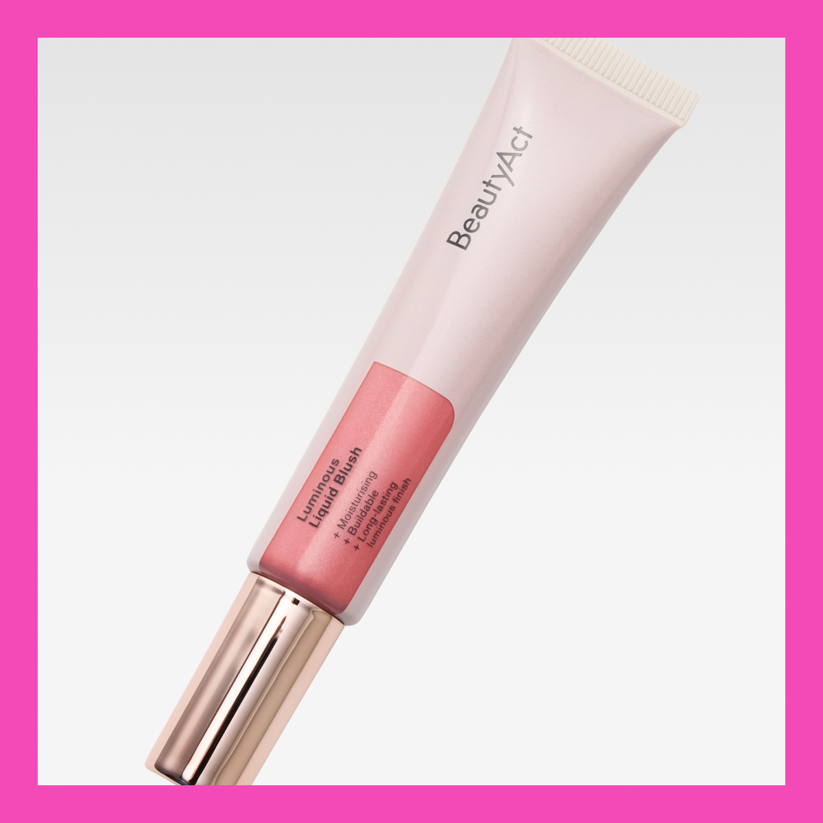 BeautyAct Luminous Liquid Blush -tuubi vaalealla taustalla ja pinkillä reunuksella.