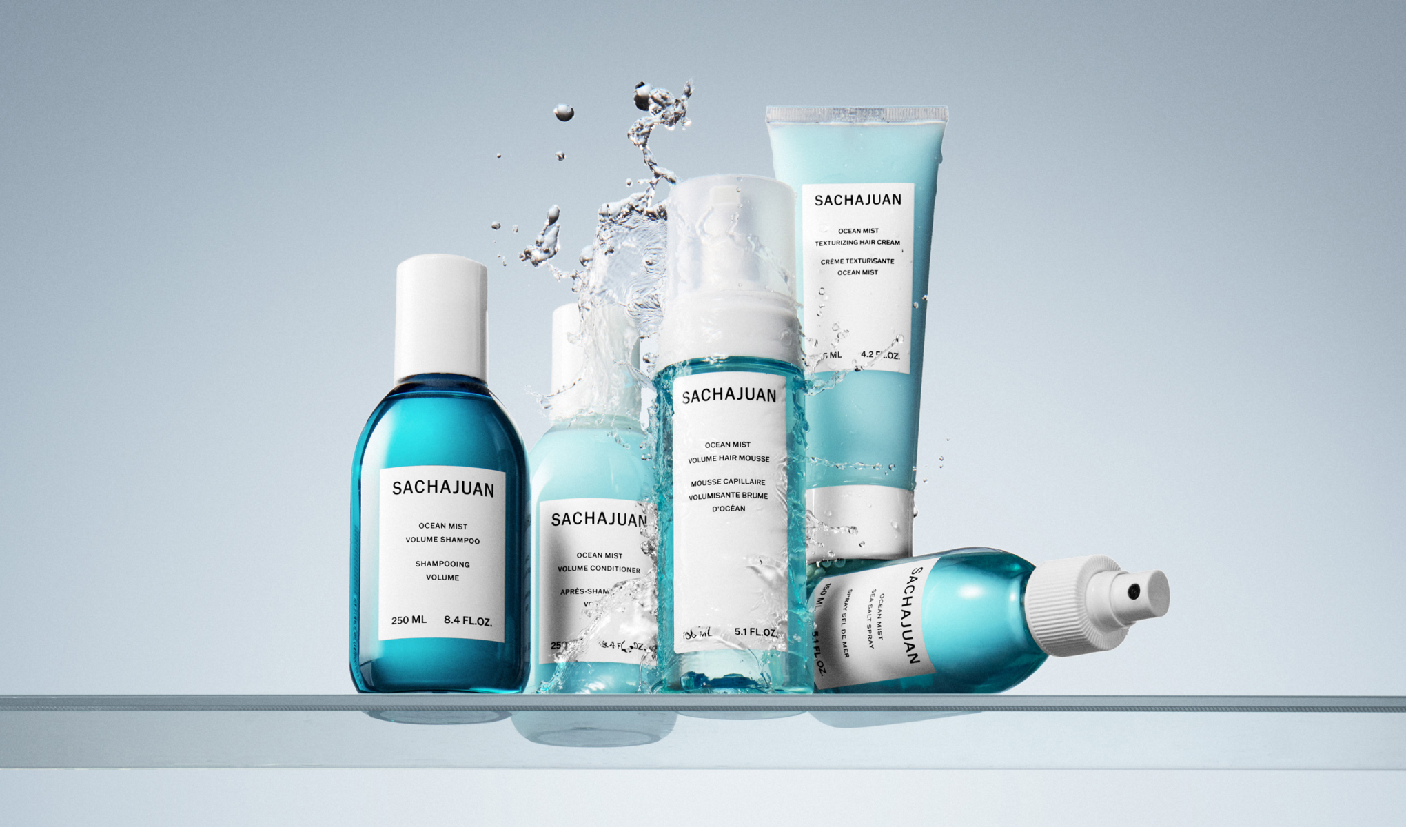 SACHAJUAN Ocean Mist-produkter: schampo, balsam, hårmousse, hårkräm och spray, alla i blå förpackningar.